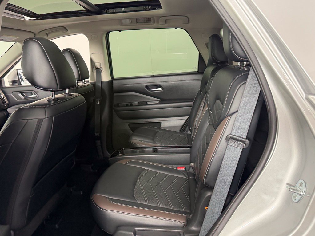 Used 2024 Nissan Pathfinder Platinum AWD/4WD image 29