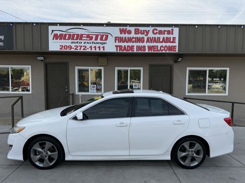 Used 2014 Toyota Camry SE w/ Moonroof Package FWD image 6