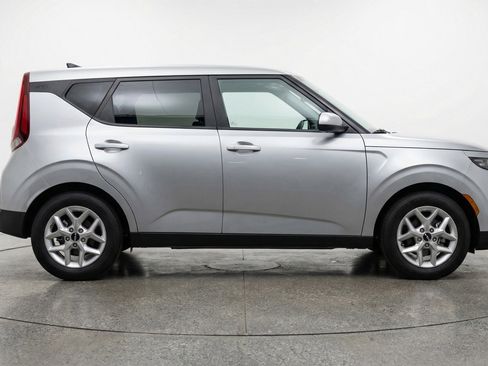 Used 2025 Kia Soul LX w/ LX Technology Package FWD image 11