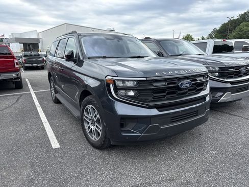 Used 2025 Ford Expedition Active AWD/4WD image 2