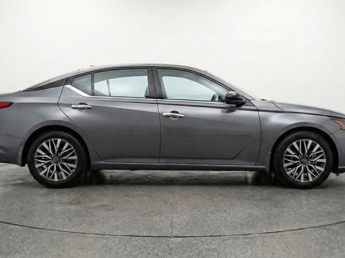 Used 2025 Nissan Altima 2.5 SV image 11
