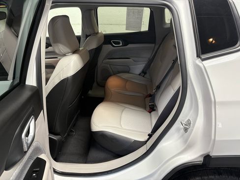 Used 2022 Jeep Compass Latitude image 10