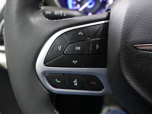 Used 2024 Chrysler Pacifica Touring-L image 30