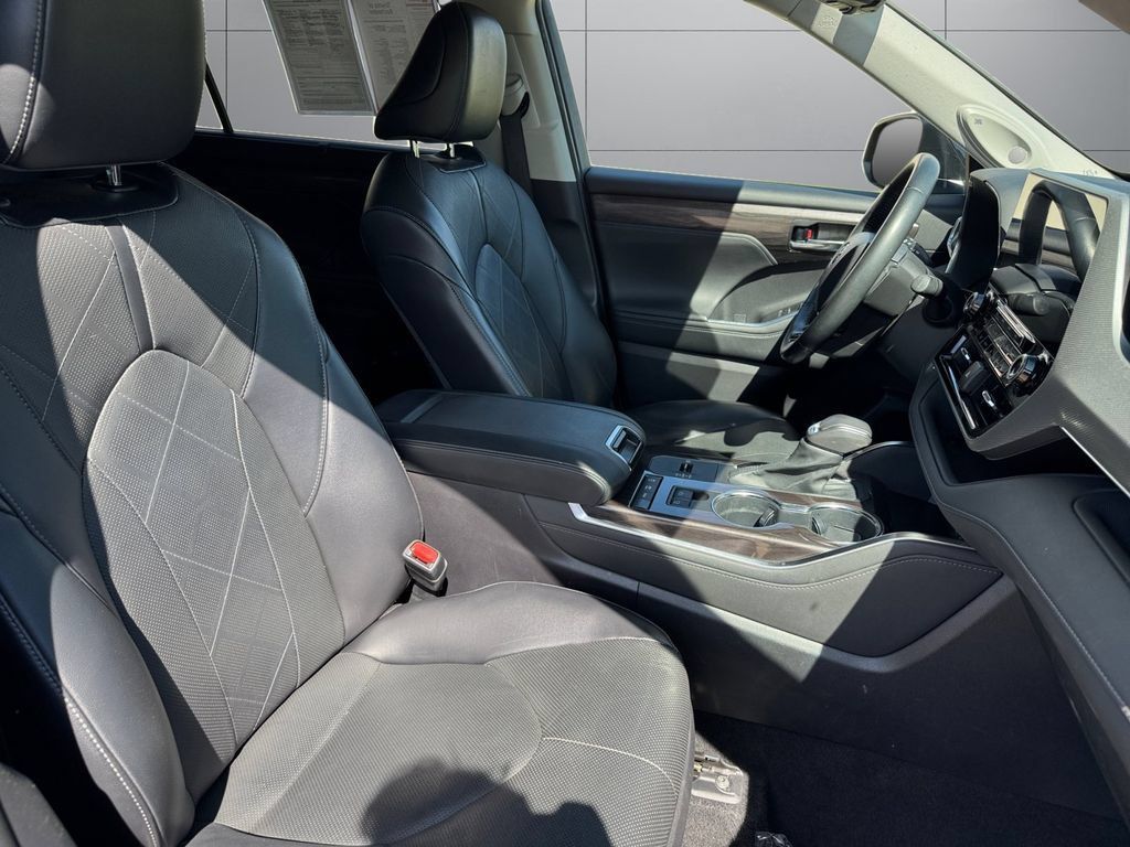Certified 2022 Toyota Highlander Platinum AWD/4WD image 17