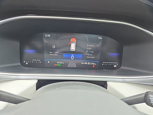 Used 2025 Volkswagen Taos SE w/ Panoramic Sunroof Package FWD image 10