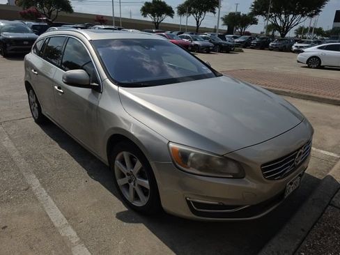 Used 2017 Volvo V60 T5 Premier w/ Convenience Package FWD image 4