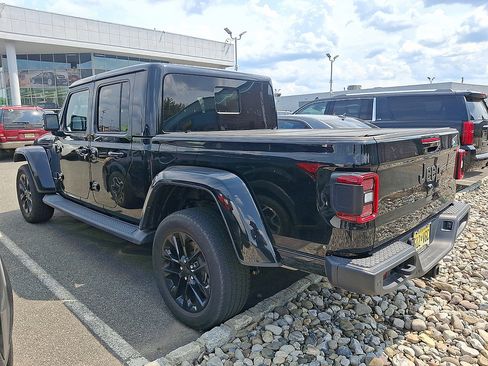 Used 2023 Jeep Gladiator Overland AWD/4WD image 3