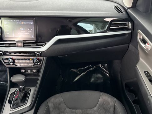 Used 2022 Kia Niro LX image 29