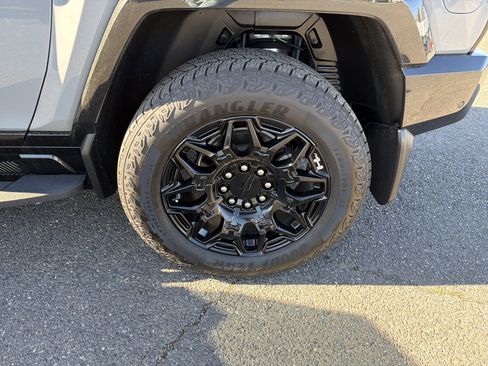 Used 2024 GMC Hummer EV 2X w/ LPO, Illumination Package image 25