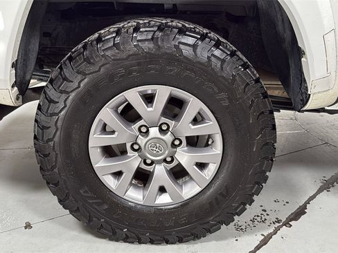 Used 2017 Toyota Tacoma SR5 image 22