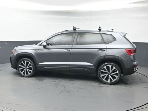 Used 2022 Volkswagen Taos SE FWD image 3