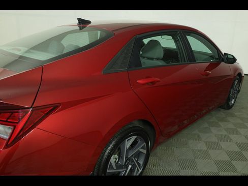 Used 2025 Hyundai Elantra SEL FWD image 17