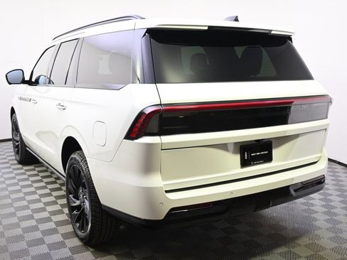 New 2026 Lincoln Navigator Reserve w/ Jet Appearance Package AWD/4WD image 4