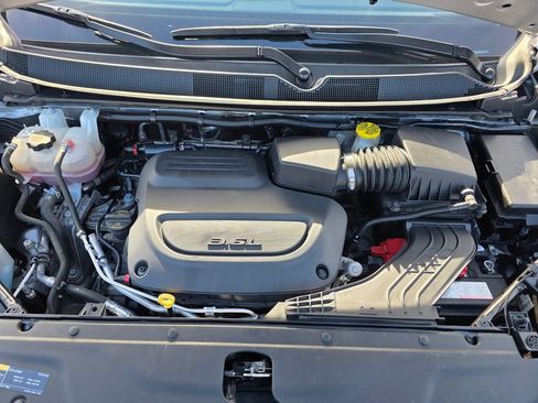 Used 2024 Chrysler Pacifica Touring-L FWD image 27