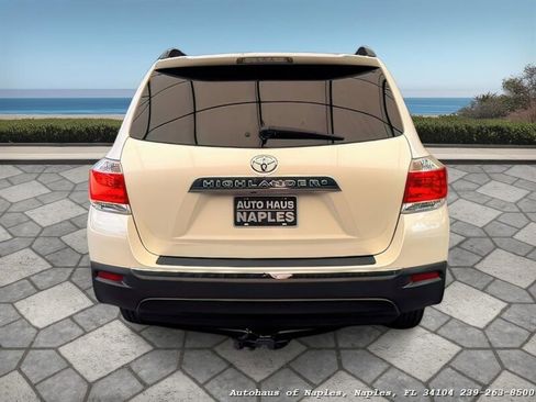 Used 2012 Toyota Highlander SE w/ Tow Pkg image 5