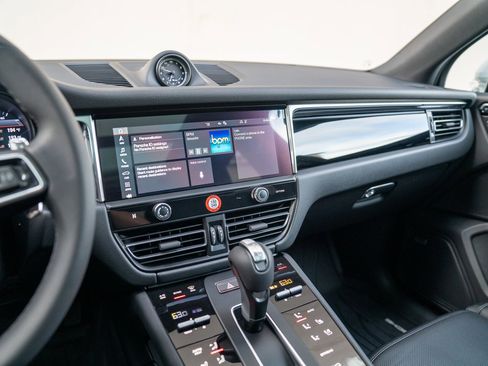 Certified 2025 Porsche Macan image 14