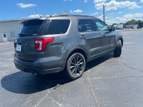 Used 2018 Ford Explorer XLT w/ Equipment Group 202A FWD image 3