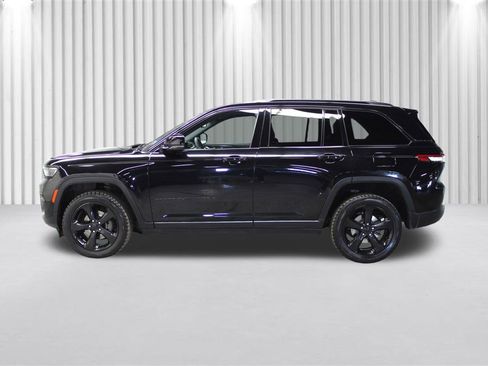 Used 2023 Jeep Grand Cherokee Altitude image 7