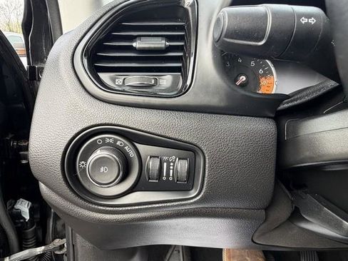 Used 2017 Jeep Renegade Altitude image 15