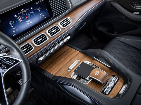 Used 2024 Mercedes-Benz Maybach GLS 600 4MATIC image 40
