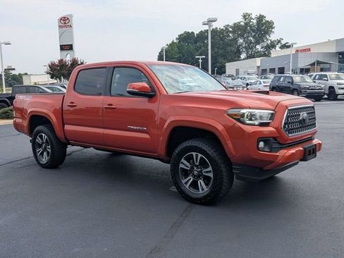 Used 2018 Toyota Tacoma TRD Sport AWD/4WD image 2
