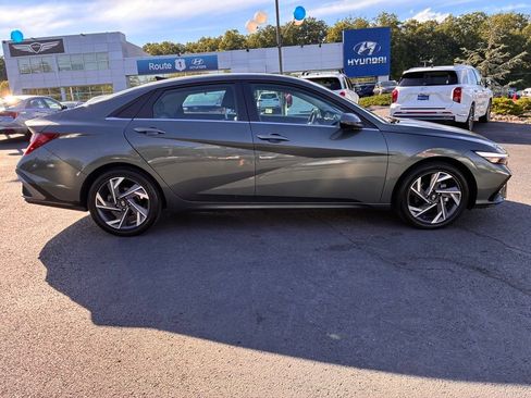 Used 2025 Hyundai Elantra Limited FWD image 8