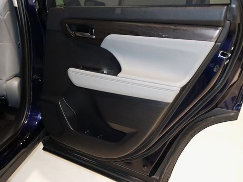 Used 2021 Toyota Highlander Platinum image 66