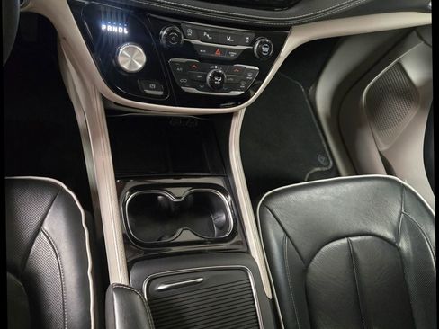 Used 2023 Chrysler Pacifica Limited FWD image 12
