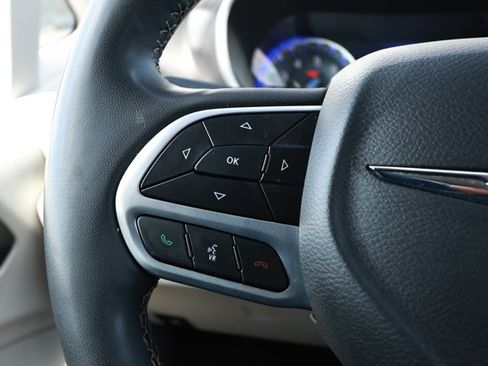 Used 2024 Chrysler Pacifica Touring-L FWD image 13