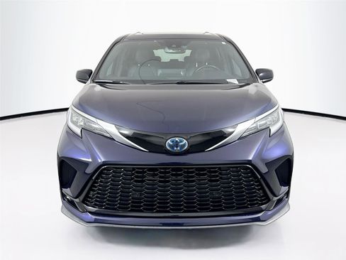 Certified 2022 Toyota Sienna XSE image 9