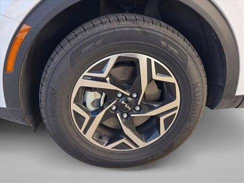 Used 2025 Kia Sportage LX image 10
