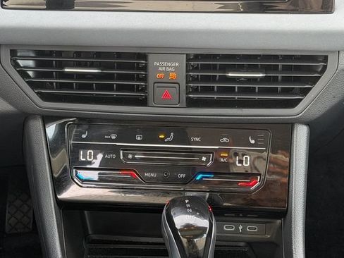 Used 2025 Volkswagen Jetta SE w/ Sunroof Package FWD image 17