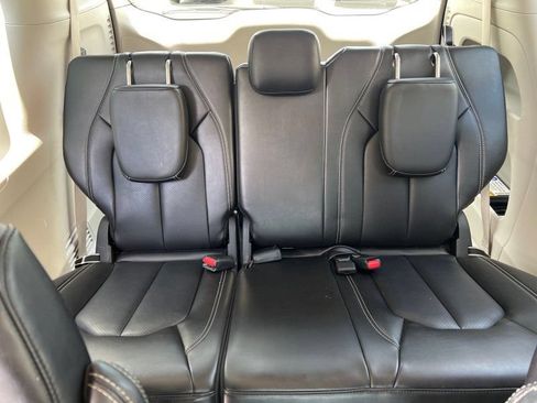 Used 2023 Chrysler Pacifica Touring-L FWD image 15