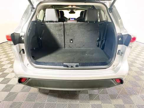 Used 2023 Toyota Highlander XLE FWD image 31