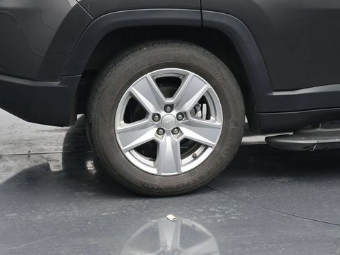 Used 2022 Jeep Compass Latitude FWD image 10