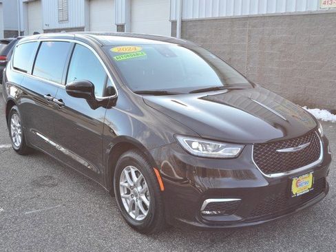 Used 2024 Chrysler Pacifica Touring-L image 2