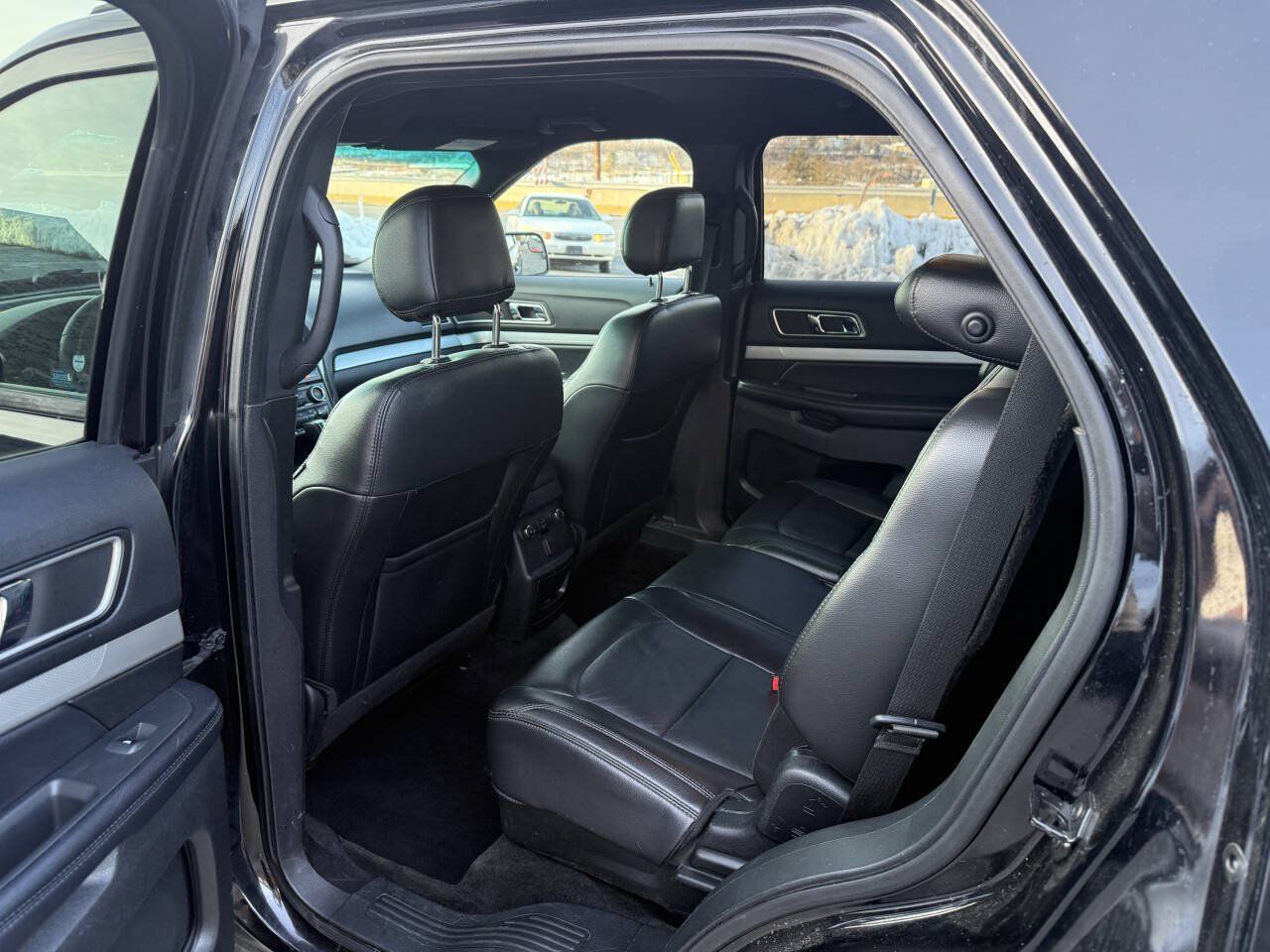 Used 2016 Ford Explorer XLT w/ Equipment Group 202A AWD/4WD image 14