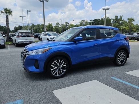 Used 2021 Nissan Kicks SV FWD image 2