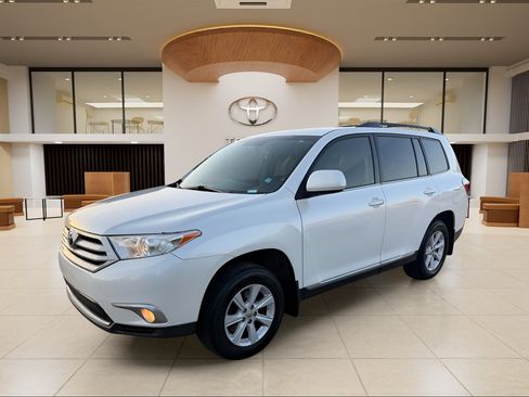 Used 2013 Toyota Highlander Plus FWD image 2