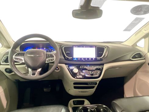 Used 2024 Chrysler Pacifica Touring-L image 29