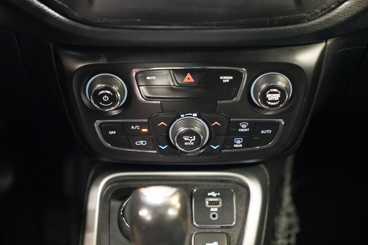 Used 2019 Jeep Compass Latitude w/ Cold Weather Group AWD/4WD image 29