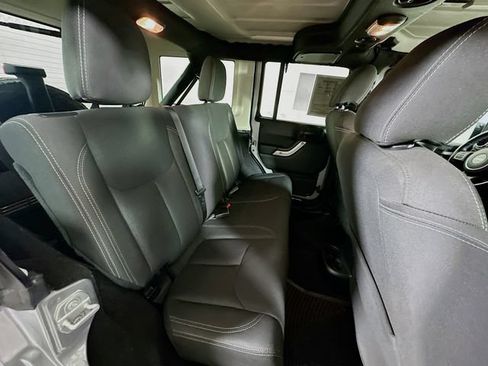 Used 2018 Jeep Wrangler Unlimited Rubicon w/ Cold Weather Group AWD/4WD image 32