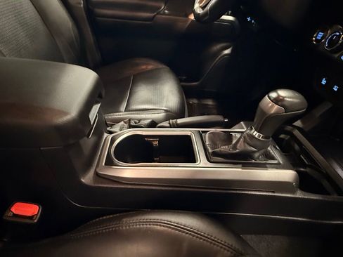 Used 2021 Toyota Tacoma Limited image 37