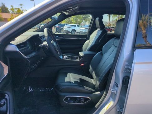 Used 2024 Jeep Grand Cherokee Overland w/ Luxury Tech Group IV AWD/4WD image 11