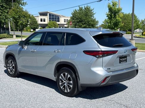 Used 2022 Toyota Highlander XLE AWD/4WD image 6