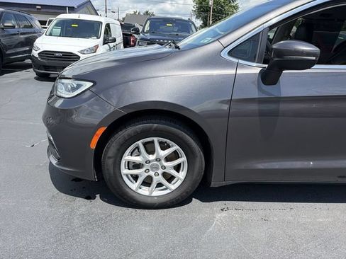Used 2023 Chrysler Pacifica Touring-L FWD image 9