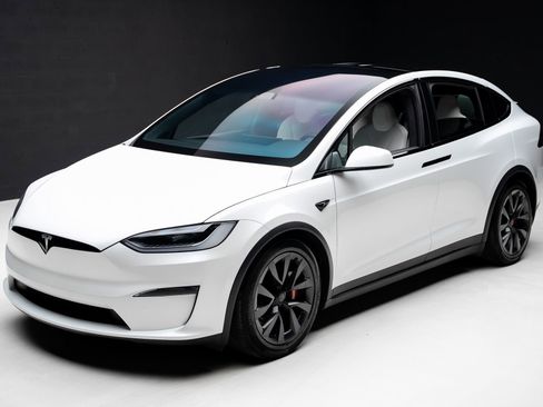 Used 2023 Tesla Model X Plaid image 5