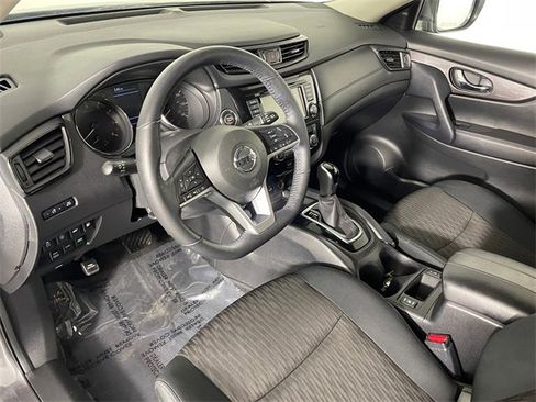 Used 2019 Nissan Rogue SV image 3