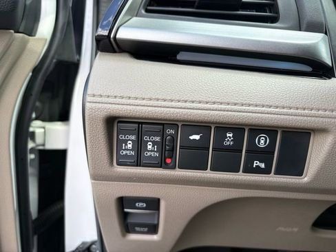 Certified 2024 Honda Odyssey Touring image 16