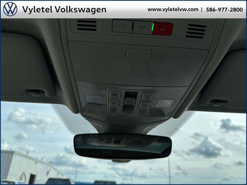 Certified 2025 Volkswagen Jetta SE w/ Sunroof Package image 31